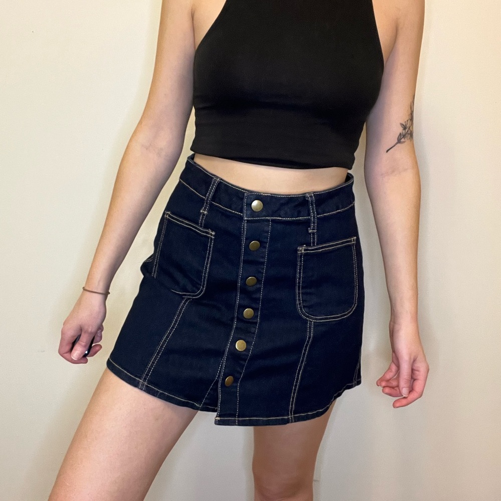 Dark wash denim skirt!
